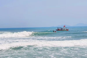 Nhóm học sinh lớp 6 tắm biển, 1 em đuối nước tử vong