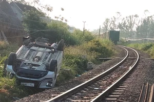 Chậm kéo gác chắn, 1 gia đình trên ô tô gặp nạn