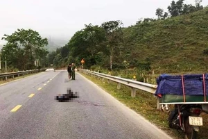 Nam thanh niên tử vong cạnh xe máy