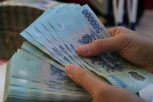 Nữ cán bộ bị tố mượn nợ cả tỉ đồng, rồi rời khỏi địa phương