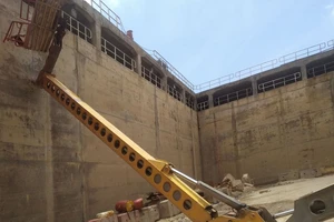 Xe nâng gặp sự cố, 2 người rơi ở độ cao 25 mét tử vong