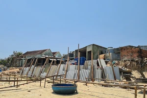 Người dân Quảng Nam đứng trước nguy cơ mất nhà vì biển