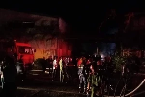 Cháy lớn tại 1 nhà kho ở Khu công nghiệp Phú Bài