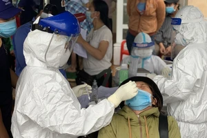 Chốt kiểm tra y tế ở Quảng Ngãi phát hiện 2 người dương tính COVID-19