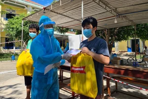 Tặng quà đồng hương Quảng Nam về từ TP.HCM đang thực hiện cách ly