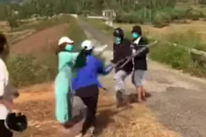 Một cô gái bị nhóm bạn nữ đánh hội đồng