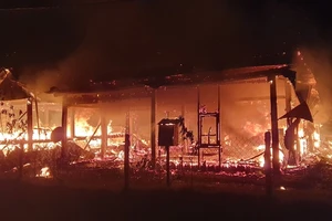 2 vợ chồng giáo viên đi vắng, căn nhà bị lửa thiêu rụi