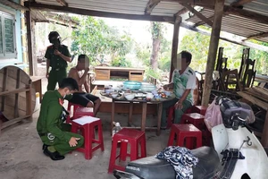 Tập trung ăn nhậu khi đang giãn cách, 8 người bị lập biên bản xử phạt