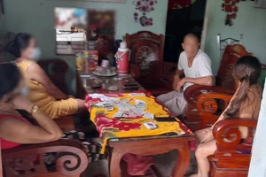 1 người tu hành cùng 3 người đánh bài ăn tiền giữa lúc giãn cách