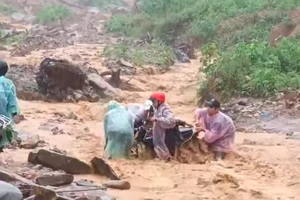 Thót tim cảnh nhóm người vượt lũ ở Quảng Nam