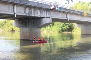 Nhảy cầu tự tử sau khi dùng dao tấn công vợ