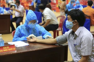 Quảng Ngãi: Xem xét cho người tiêm 2 mũi vaccine qua 14 ngày được ra đường