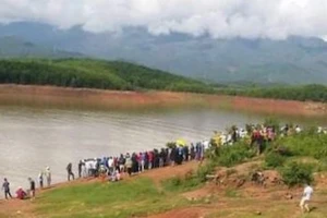 Đôi nam nữ vừa đính hôn để lại thư tuyệt mệnh rồi nhảy đập tự tử