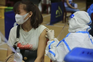 Vì sao Quảng Nam cách ly người đã tiêm 2 mũi vacine, khác quy định của Bộ Y tế?