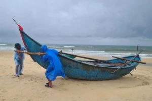 Ngư dân Quảng Nam đưa tàu thuyền lên bờ trước khi bão số 6 đổ vào