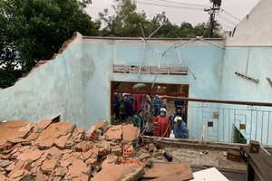 Lốc xoáy do bão gây ra tàn phá 20 nhà của người dân Quảng Nam, Quảng Ngãi