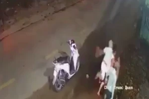 Công an thông tin clip nhóm dùng hung khí đánh 1 thanh niên gục xuống đường