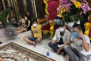 Nhóm sử dụng ma túy trong quán karaoke bỏ chạy khi công an kiểm tra