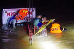 Ô tô bị nước cuốn, 2 vợ chồng mất tích, tử vong