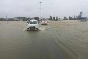 Mưa không ngớt, nhiều nơi Quảng Nam ngập sâu, nước tràn Quốc lộ 1A