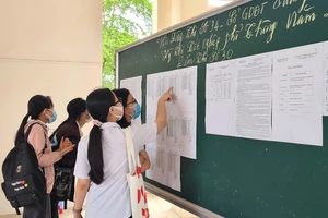 Thí sinh vượt mưa lũ đi thi viên chức bất ngờ nhận thông báo hoãn phút chót