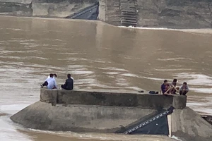 Tàu chở đoàn cán bộ sở GTVT gặp nạn, 1 chủ doanh nghiệp mất tích