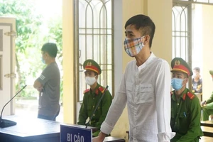 Vợ bị hắt ly bia vào mặt, chồng dùng dao tấn công đối phương 