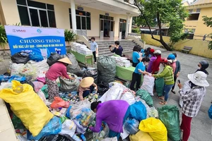 Hàng trăm người háo hức mang rác thải đi đổi gạo