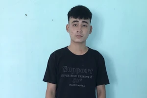 Thanh niên cầm dao rượt đuổi 1 thượng uý công an