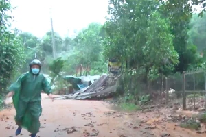 Quảng Nam: Kinh hoàng, 1 quả đồi đổ ập xuống vùi lấp nhà dân