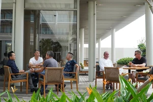 Khách quốc tế đầu tiên đến VN: 'Tôi như được trở về nhà'