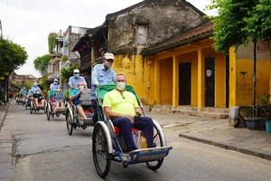 Những vị khách quốc tế đầu tiên đi xích lô, sải bước tham quan Hội An