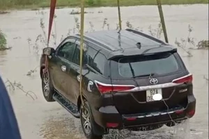 Ô tô 7 chỗ bị nước cuốn trôi ở Hội An