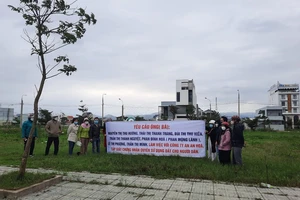 Quảng Nam: Người dân kéo đến dự án đòi sổ đỏ