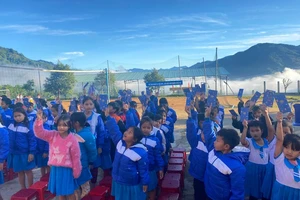Gần 10.000 học sinh miền núi Quảng Nam nhận tiền lì xì