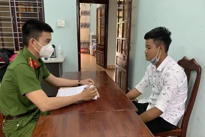 2 thanh niên vờ mua hàng rồi trói nhân viên cướp tiền, vàng