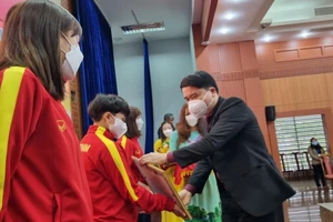 Hồ Văn Ý và 3 tuyển thủ nữ được vinh danh tại quê nhà Quảng Nam