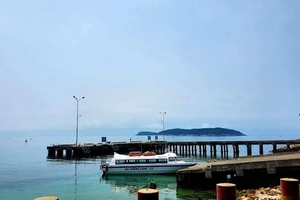 Người dân và du khách mắc kẹt ở Cù Lao Chàm vì ca nô không được xuất bến