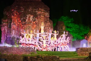 Hàng ngàn người đến xem chương trình Đêm Mỹ Sơn huyền thoại