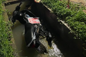 Rơi xuống mương nước, người đàn ông đi xe máy tử vong