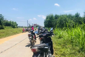 1 thi thể nằm bên đường, nghi do sốc ma tuý