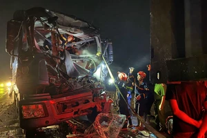 Ô tô tải tông vào đuôi xe đầu kéo đang dừng đèn đỏ, tài xế tử vong 