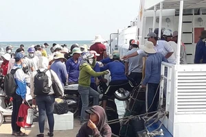 'Choáng' với giá vé tàu đi đảo Lý Sơn tăng vọt