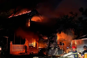 Cháy dữ dội tại căn nhà 2 tầng ở TP Tam Kỳ