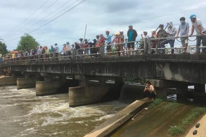Bỏ lại 6 con nhỏ, người mẹ nhảy cầu tự tử 