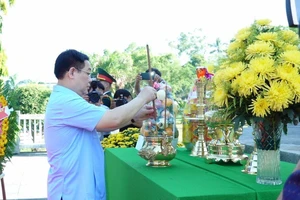 Chủ tịch Quốc hội Vương Đình Huệ dâng hương các anh hùng liệt sĩ