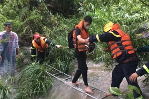 Cảnh sát giải cứu 23 học sinh mắc kẹt ở suối Tiên vì mưa lớn, nước lên cao