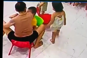 Làm rõ vụ bé trai 3 tuổi bị cô giáo dùng tay ‘hất’ vào mặt