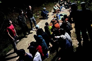 Khởi tố nhóm người liều lĩnh tổ chức đánh bạc trên đường liên thôn