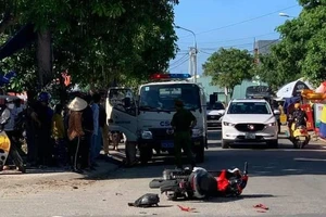 Xảy ra mâu thuẫn, người đàn ông lái ô tô tông vào xe máy của bạn đối thủ 